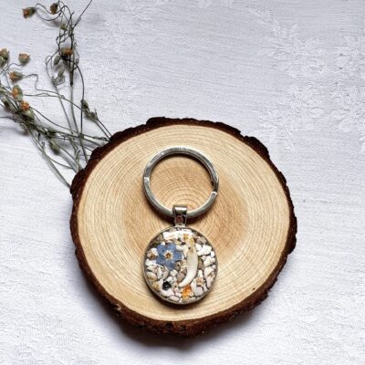 Schlüsselanhänger mit Asche und Zahn